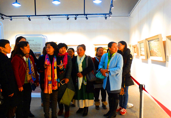 中和籍画家丁孟芳与参观画展的游客交谈_副本.jpg